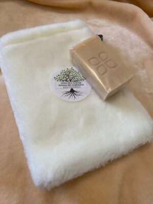 Baltoji nano pirštinė su muiliuku